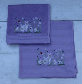 Keukenhanddoek en theedoek lila met konijntjes tussen de bloemen