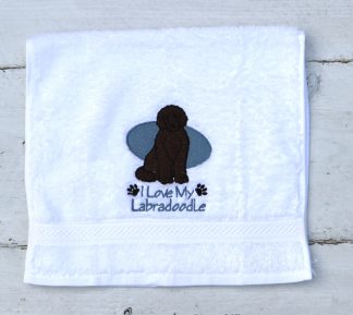 Gastendoekje wit met een bruine labradoodle