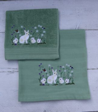 Keukenhanddoek en theedoek zachtgroen met konijntjes in een bloemenveld