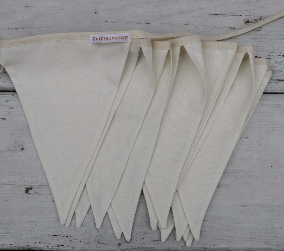 Katoenen vlaggenlijn om zelf te beschrijven of te versieren , in ecru of wit(de slinger wordt kant en klaar geleverd of u kiest voor losse vlaggen die dan nog met een naaimachine aan het biaisband moeten worden gemaakt!) - Afbeelding 7