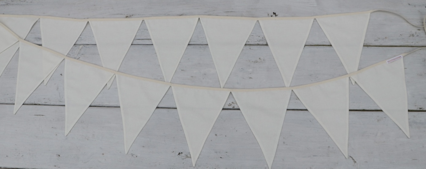 Katoenen vlaggenlijn om zelf te beschrijven of te versieren , in ecru of wit(de slinger wordt kant en klaar geleverd of u kiest voor losse vlaggen die dan nog met een naaimachine aan het biaisband moeten worden gemaakt!) - Afbeelding 8