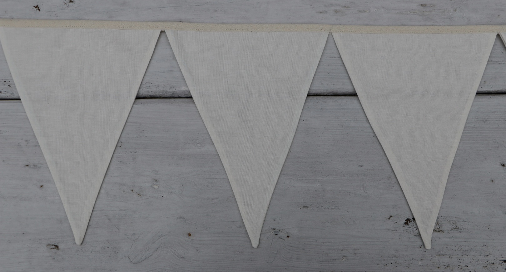 Katoenen vlaggenlijn om zelf te beschrijven of te versieren , in ecru of wit(de slinger wordt kant en klaar geleverd of u kiest voor losse vlaggen die dan nog met een naaimachine aan het biaisband moeten worden gemaakt!) - Afbeelding 9