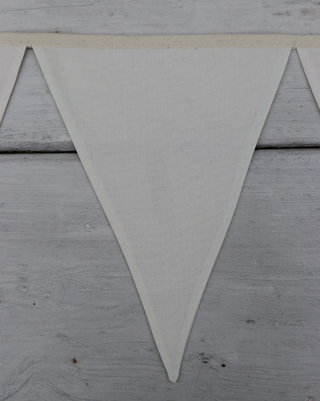 Katoenen vlaggenlijn om zelf te beschrijven of te versieren , in ecru of wit(de slinger wordt kant en klaar geleverd of u kiest voor losse vlaggen die dan nog met een naaimachine aan het biaisband moeten worden gemaakt!) - Afbeelding 10