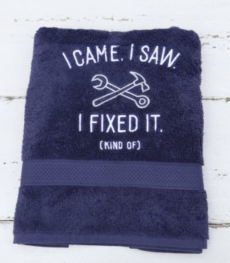 Donkerblauwe handdoek voor de handige vader met de tekst I came I saw I fixed it (kind of)