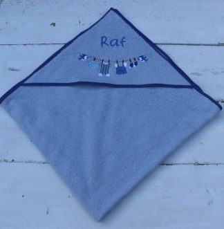 Royale lichtblauwe badcape met waslijn met baby kleding en de naam