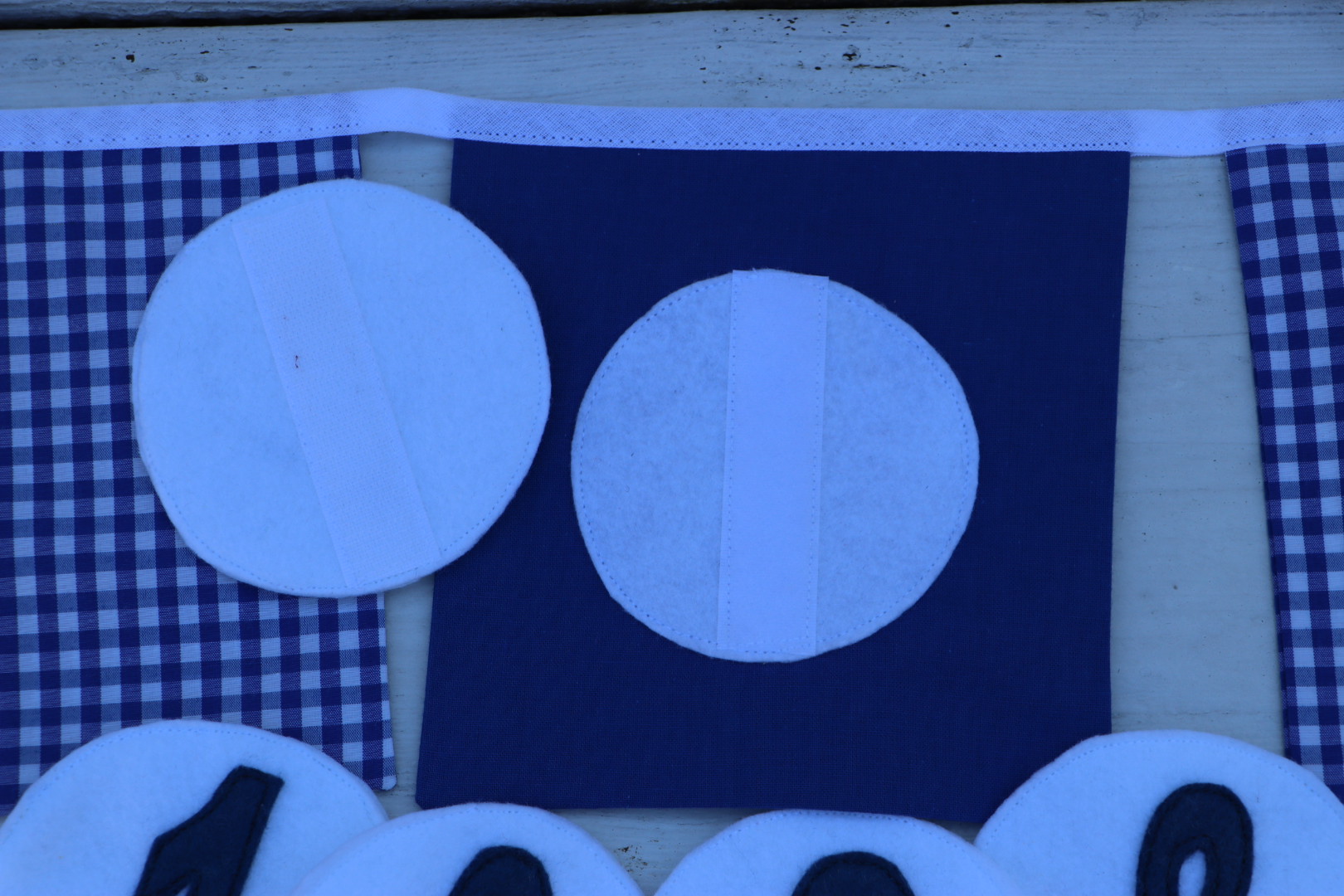 Vierkanten stoffen slinger in blauw met stippen/ruiten/sterren met de naam , verwisselbare leeftijd en jaar - Afbeelding 6