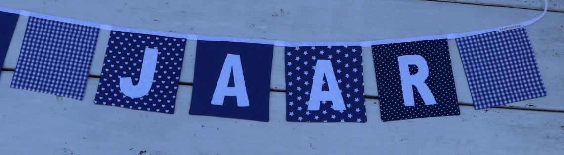 Vierkanten stoffen slinger in blauw met stippen/ruiten/sterren met de naam , verwisselbare leeftijd en jaar - Afbeelding 8