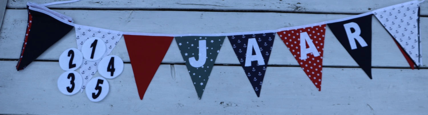Stoffen slinger in rood, blauw en groen met naam-verwisselbaar cijfer 1-5 en jaar en extra vlaggen aan de zijkant - Afbeelding 9