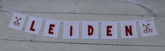 Slingertje wit/vierkant met in rode vilten letters LEIDEN en met geborduurde sleutels