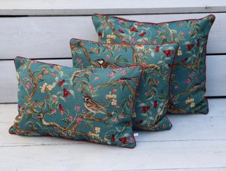 Kussens van Gobelin in petrol kleur met vogels , takken en bloemen